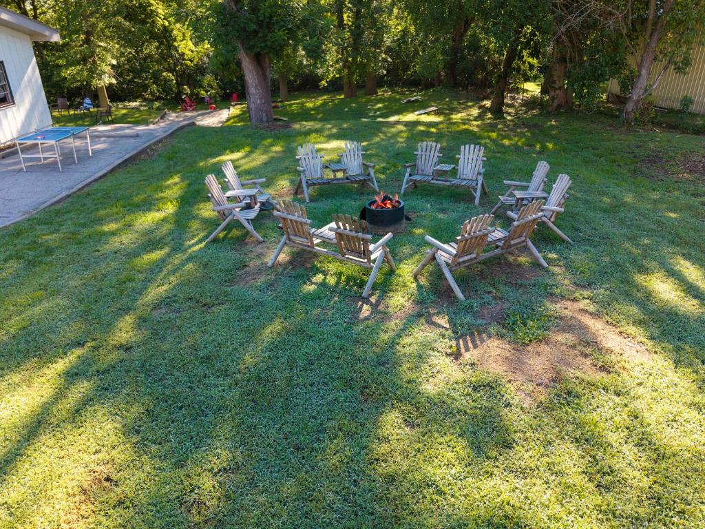 Spacious Ranch with Hot Tub & Game Room - Sleeps 24 - Image 8