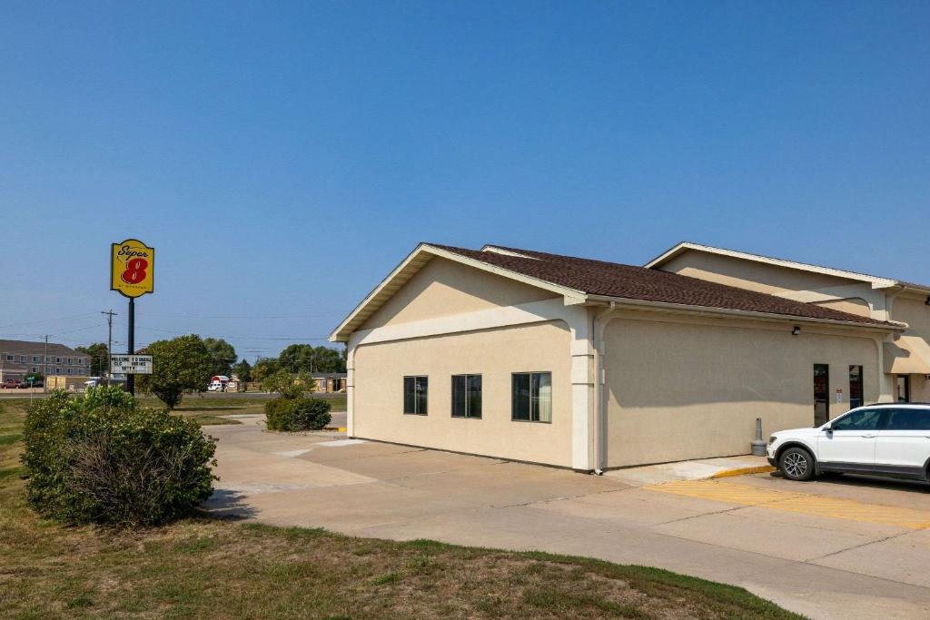 Super 8 by Wyndham O Neill NE - Image 8