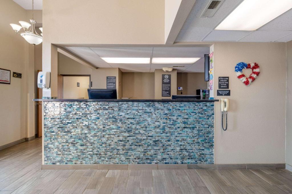 Super 8 by Wyndham O Neill NE - Image 6