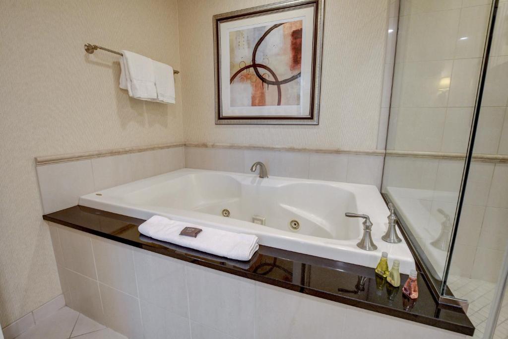 MGM Studio Suite with POOL VIEW Tower 1