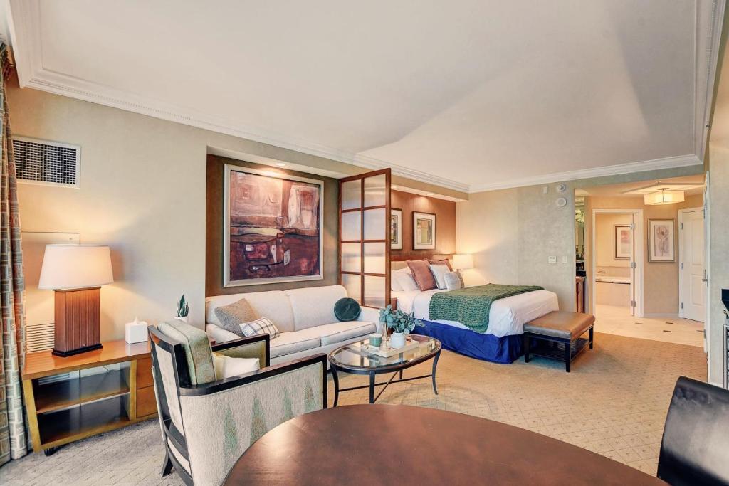 MGM Studio Suite with POOL VIEW Tower 1 - Image 5