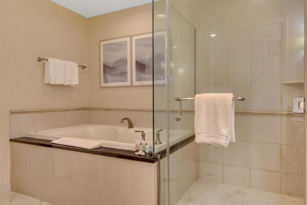 Stunning Balcony Strip View MGM Signature * Free Valet