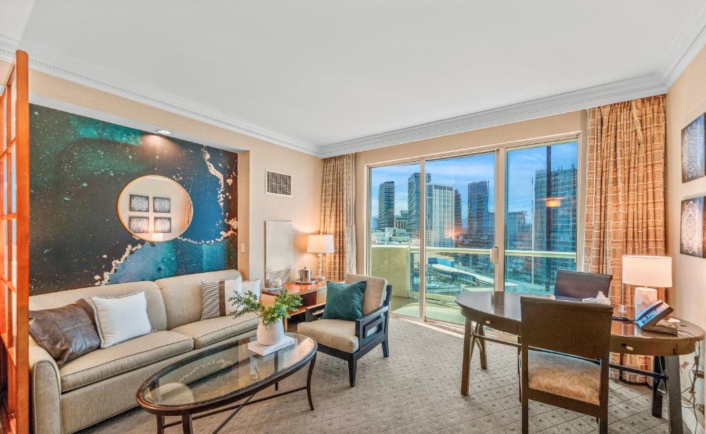 Stunning Balcony Strip View MGM Signature * Free Valet - Image 5