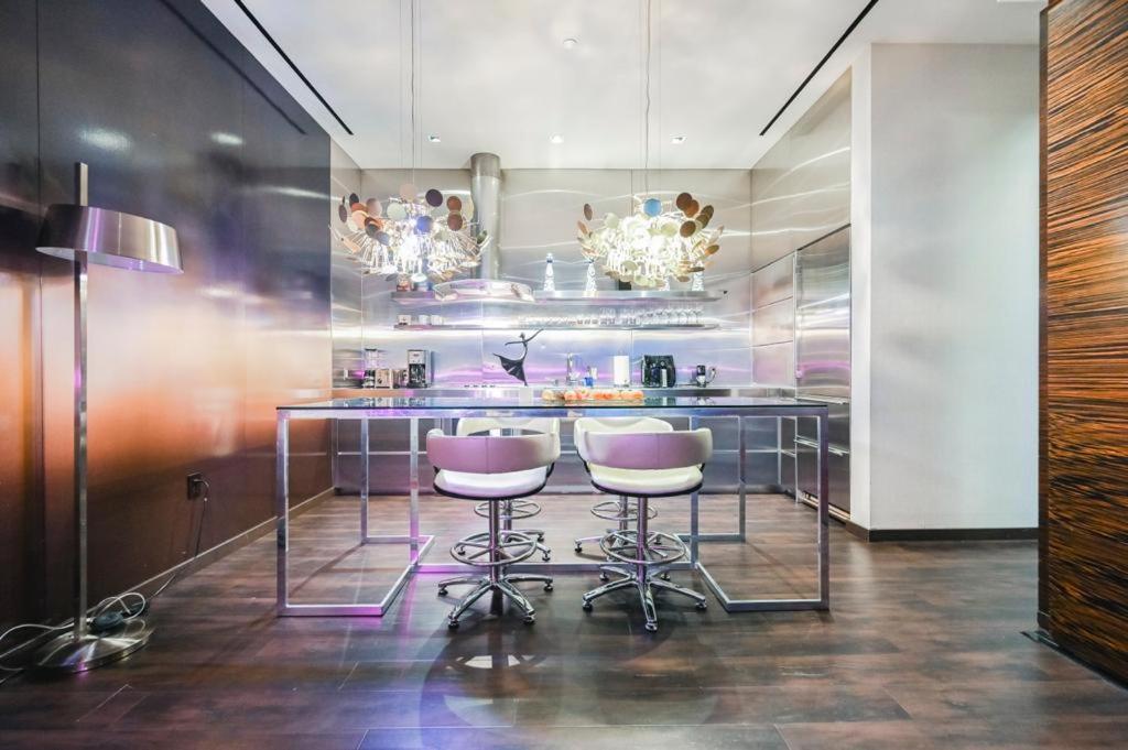 Intimo Palms Place Penthouse - Image 8