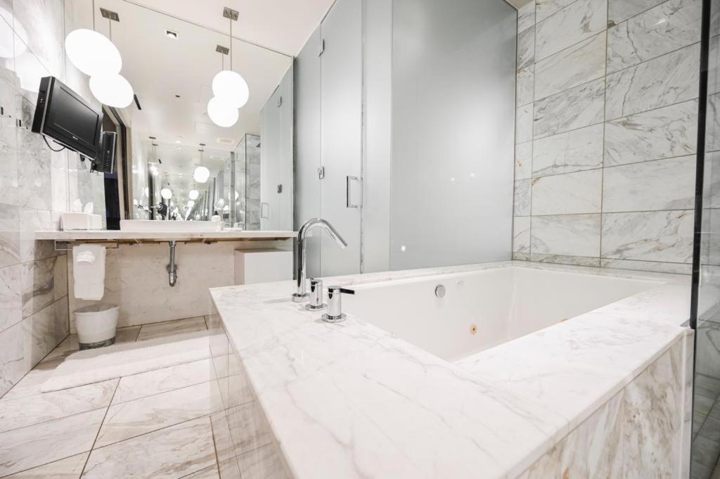 Intimo Palms Place Penthouse