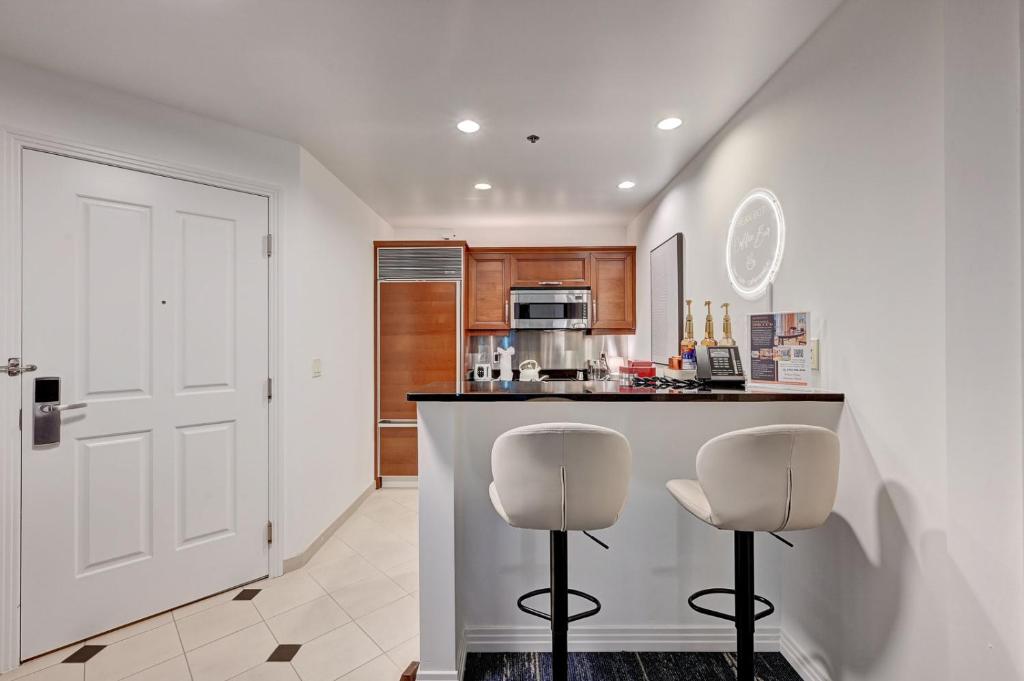 Élevé at The Signature BALCONY SPHERE VIEW - Image 8