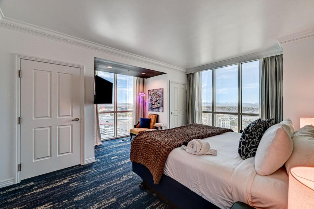 Élevé at The Signature BALCONY SPHERE VIEW - Image 5