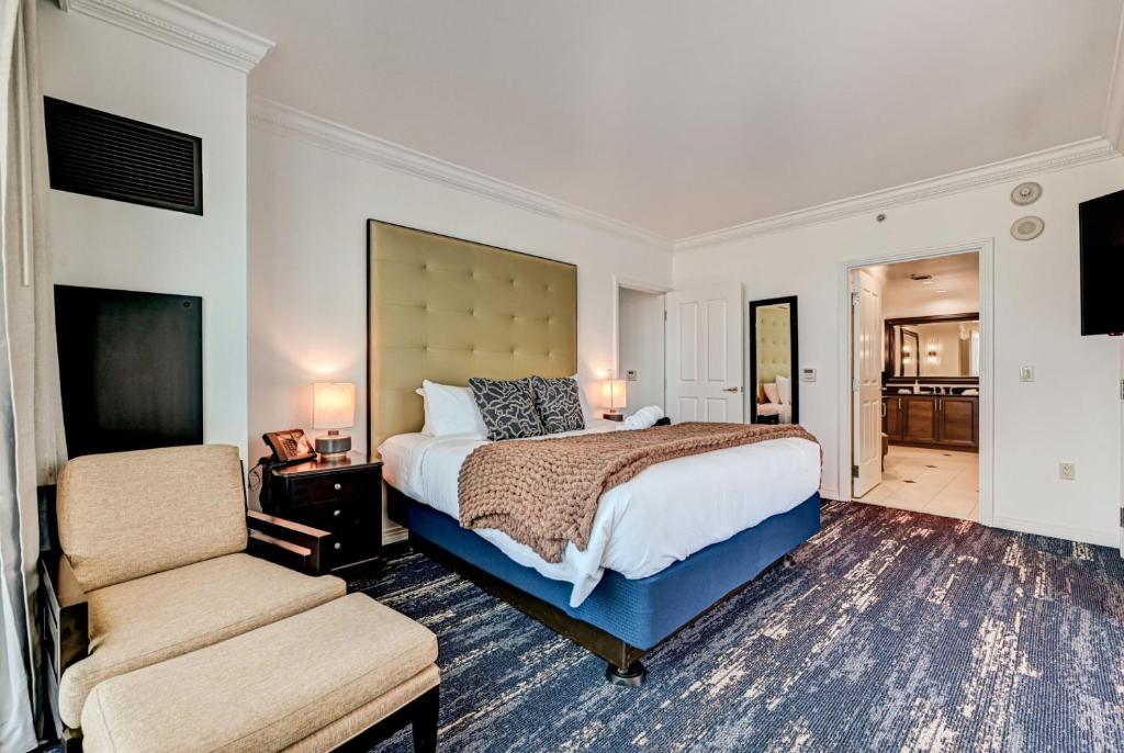 Élevé at The Signature BALCONY SPHERE VIEW - Image 6