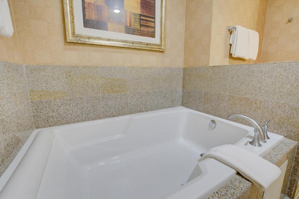 Hot Tub (Jacuzzi) - Photo 2