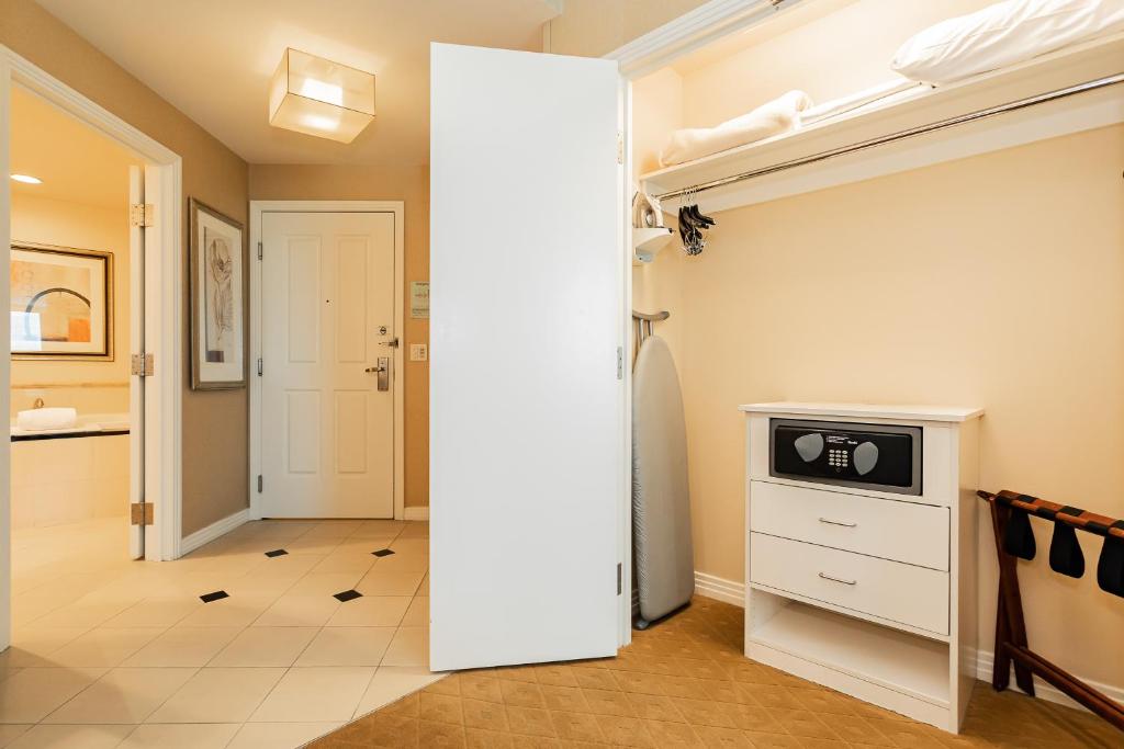 MGM Signature, Centrally Located, Strip Views NO RESORT FEE - Image 8