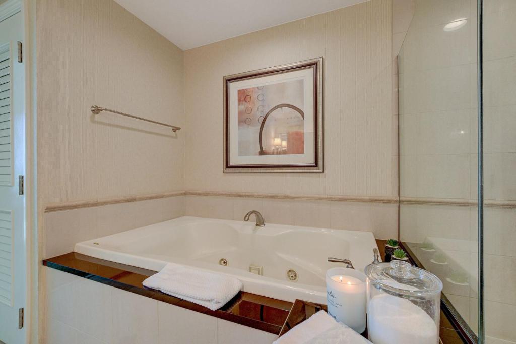 Hot Tub (Jacuzzi) - Photo 2