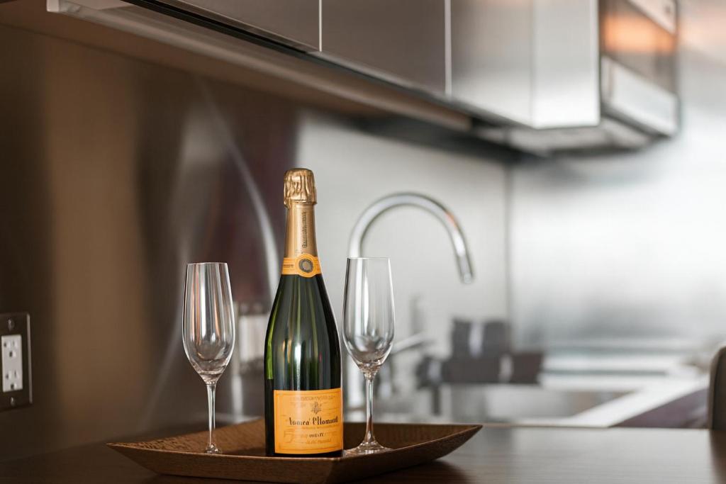 Luxury Suites at Palms Place - Image 4