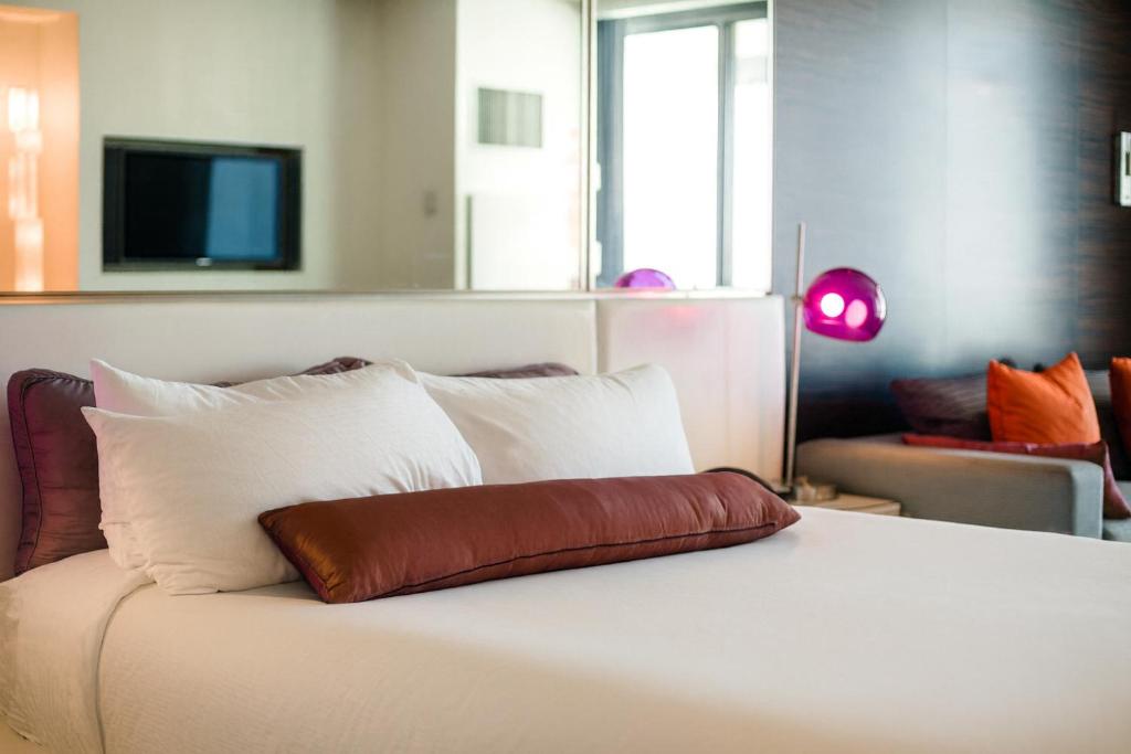 Luxury Suites at Palms Place - Image 7