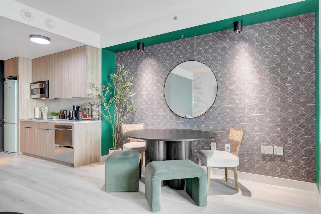 37th FLOOR STUDIO STRIP VIEW Palm Place Resort - Image 7