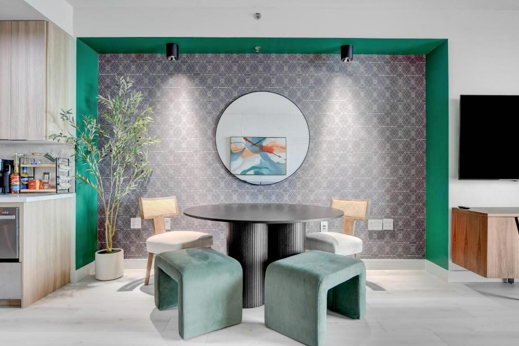 37th FLOOR STUDIO STRIP VIEW Palm Place Resort - Image 8