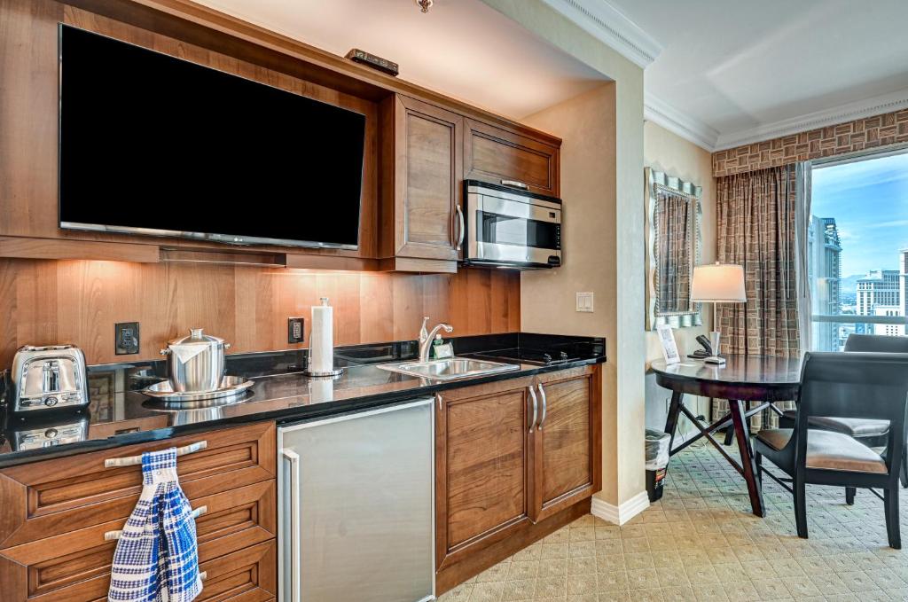 MGM SIGNATURE - Strip View Suite- FREE valet parking - Image 6