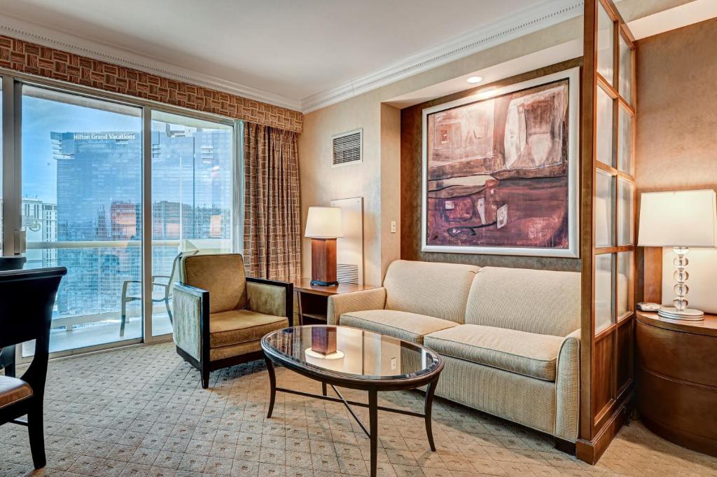 MGM SIGNATURE - Strip View Suite- FREE valet parking - Image 8