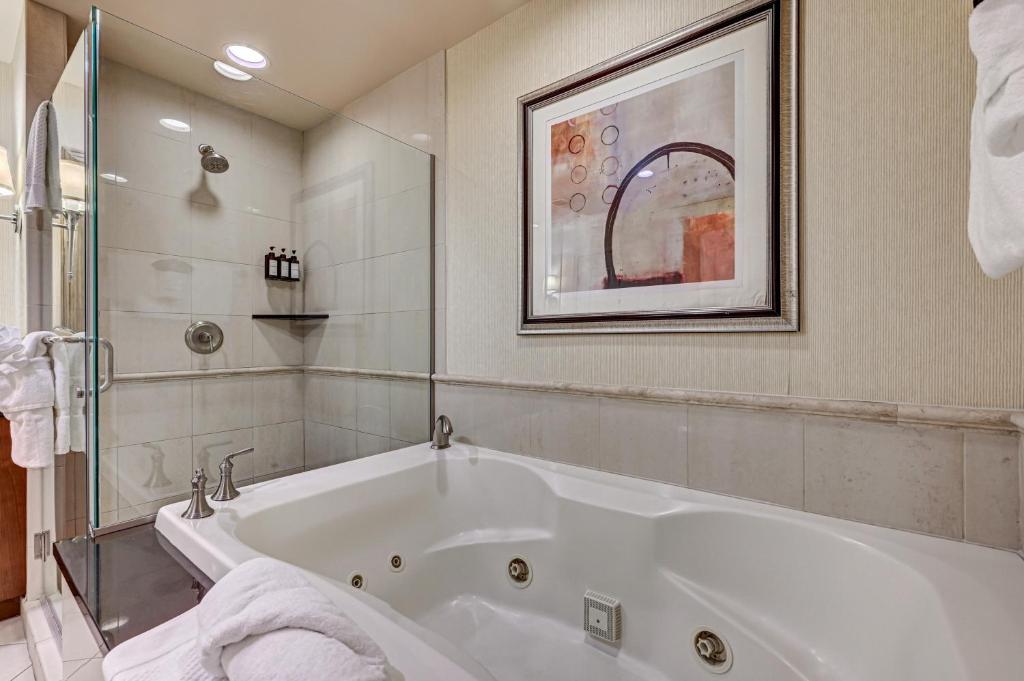 MGM SIGNATURE - Strip View Suite- FREE valet parking