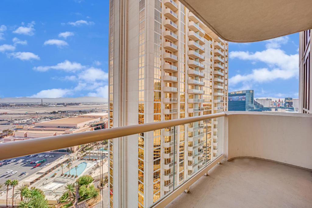 Kintsugi Retreat-Condo-StripView-No Resort Fee - Image 4