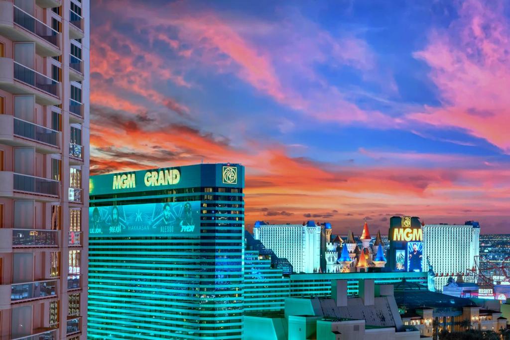 Kintsugi Retreat-Condo-StripView-No Resort Fee - Image 8