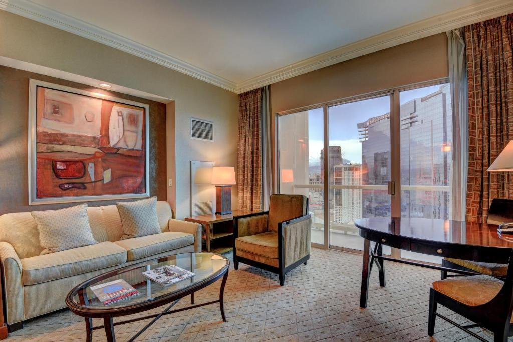 Penthouse Suite with Strip View at The Signature At MGM Grand - Image 6