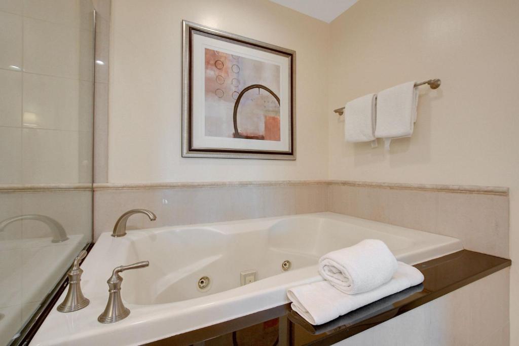 Hot Tub (Jacuzzi) - Photo 4