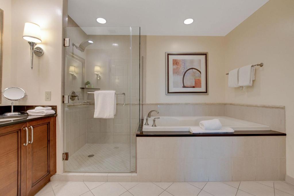 Hot Tub (Jacuzzi) - Photo 2