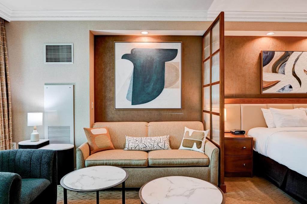 Amethyst Studio Suite MGM Signature STRIP VIEW Balcony - Image 8