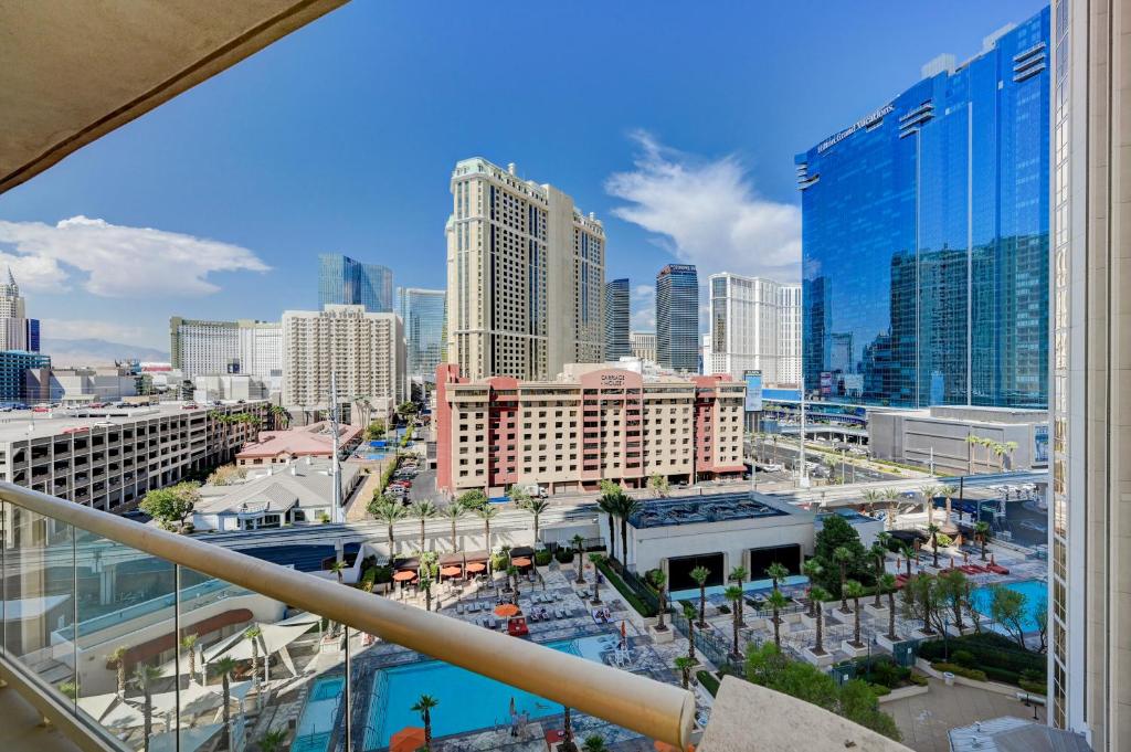 Amethyst Studio Suite MGM Signature STRIP VIEW Balcony - Image 7