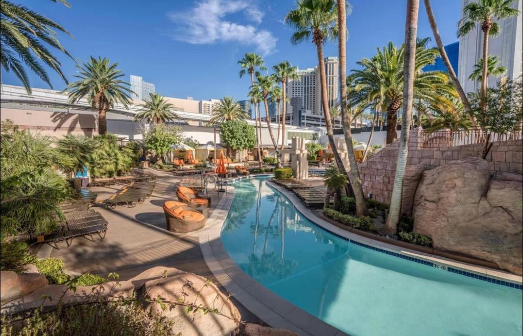 Amethyst Studio Suite MGM Signature STRIP VIEW Balcony - Image 4