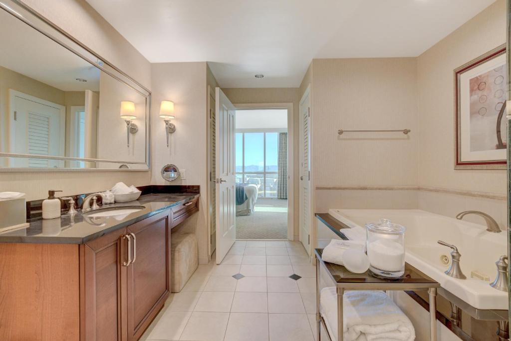 MGM Finest 1BD 2BTH with Balcony Free access to Lazy River Pool