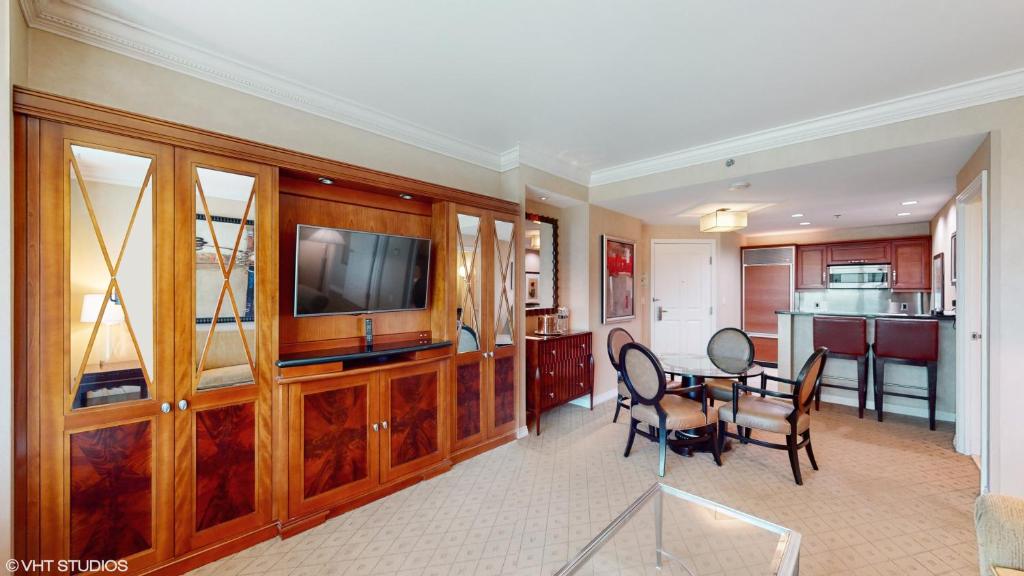 LADY LUCK'S VISTA - Private Balcony - Full Kitchen - Two Full Baths - Jetted Tub - Full MGM Grand Resort Access w No Resort Fee at MGM Signature - Image 6