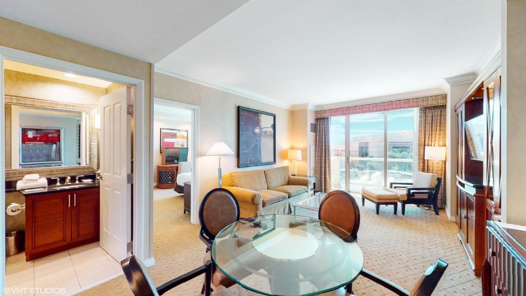 LADY LUCK'S VISTA - Private Balcony - Full Kitchen - Two Full Baths - Jetted Tub - Full MGM Grand Resort Access w No Resort Fee at MGM Signature - Image 5