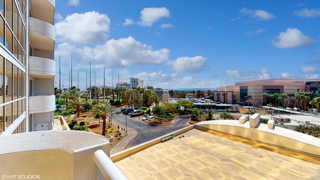 LADY LUCK'S VISTA - Private Balcony - Full Kitchen - Two Full Baths - Jetted Tub - Full MGM Grand Resort Access w No Resort Fee at MGM Signature - Image 7