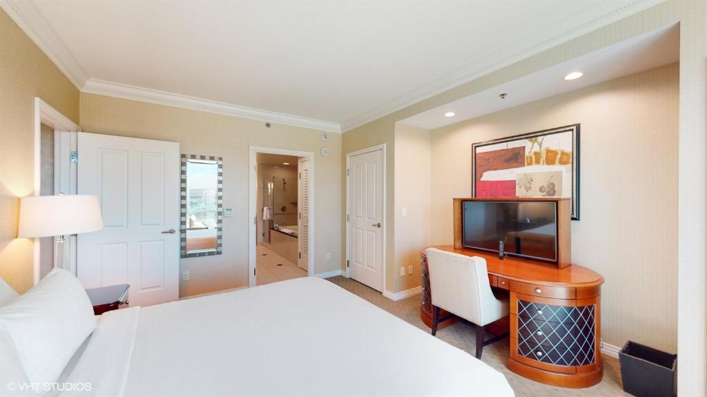 LADY LUCK'S VISTA - Private Balcony - Full Kitchen - Two Full Baths - Jetted Tub - Full MGM Grand Resort Access w No Resort Fee at MGM Signature - Image 8