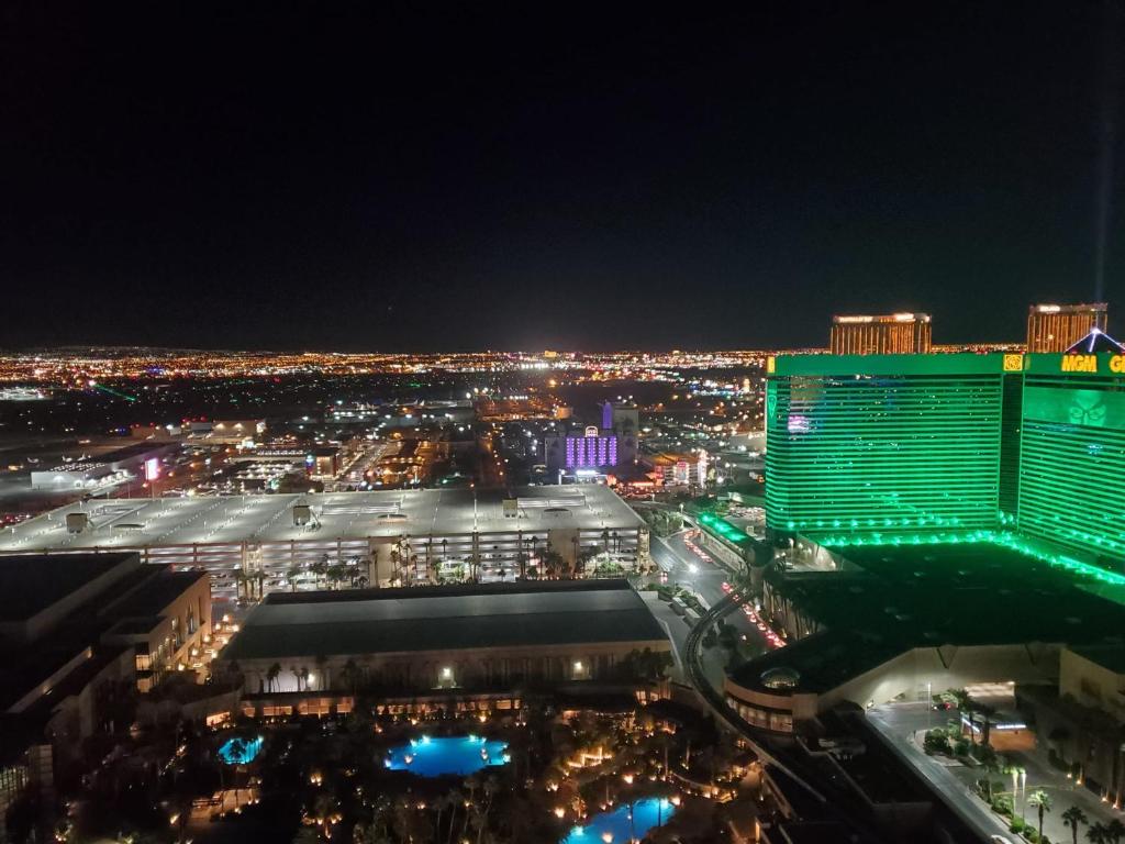 MGM Signature Suites 1BR Corner Penthouse Suite/Balcony 31st Floor