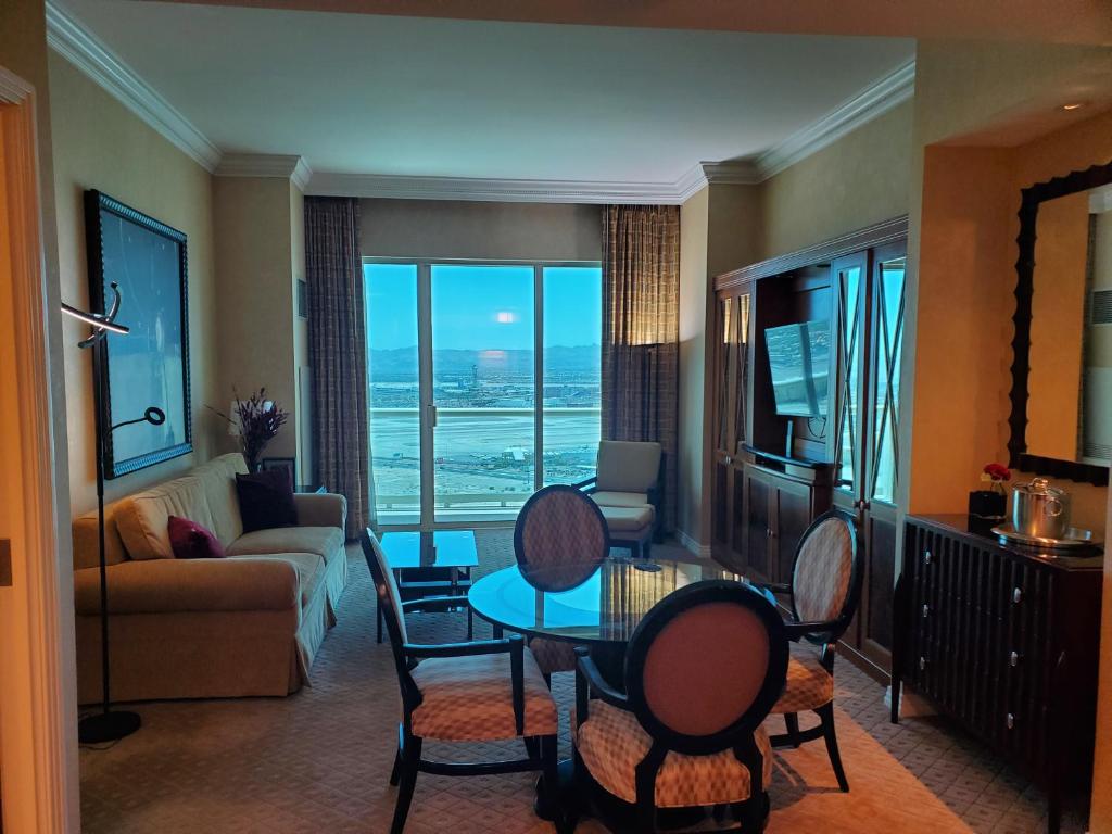 MGM Signature Suites 1BR Corner Penthouse Suite/Balcony 31st Floor - Image 5