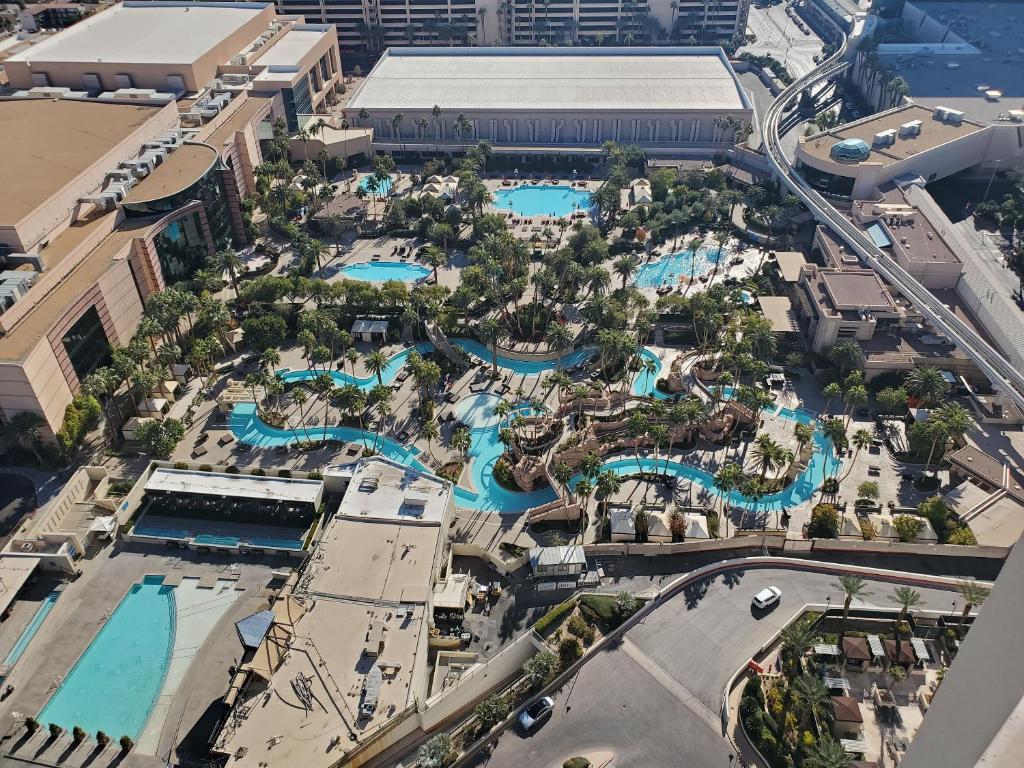 MGM Signature Suites 1BR Corner Penthouse Suite/Balcony 31st Floor - Image 4