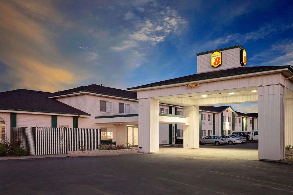 Super 8 by Wyndham Battle Mountain - Image 7