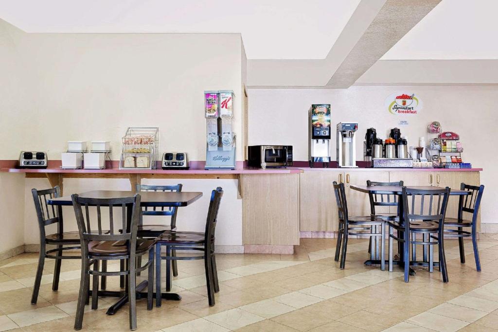 Super 8 by Wyndham Battle Mountain - Image 5