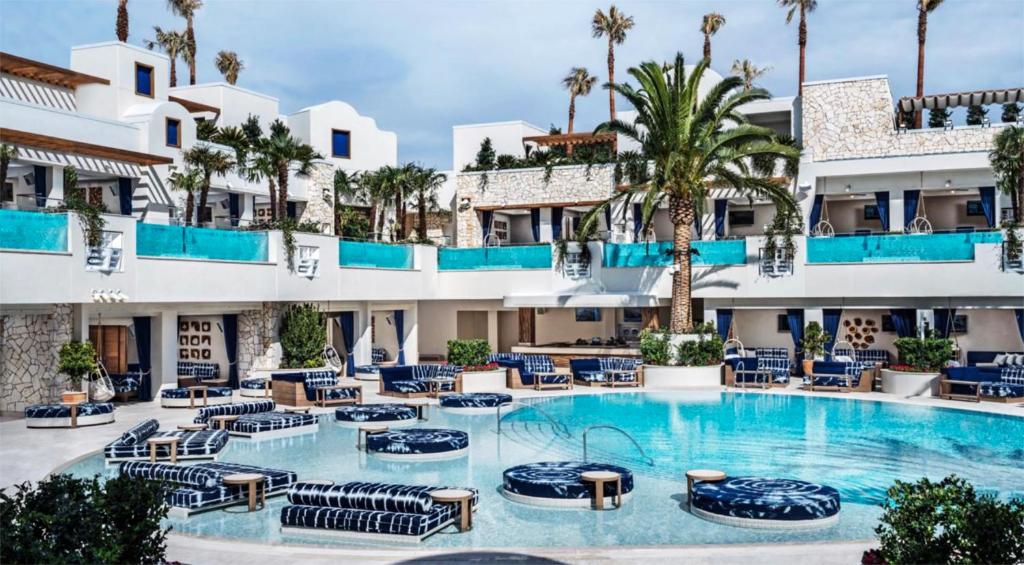 Palms Place Hotel StripView with Open Balcony -23