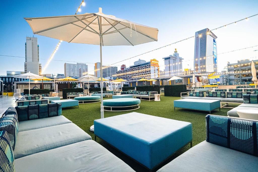 Downtown Grand Hotel & Casino - Image 4