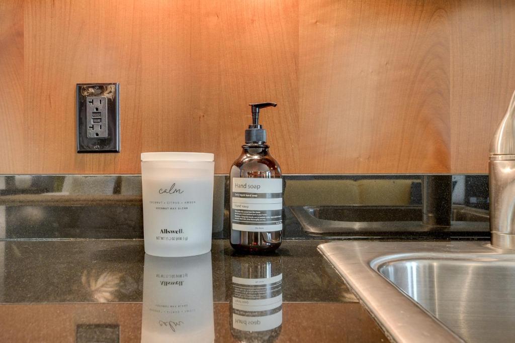 Blu Cashmere Suite * MGM Signature 23rd FLR w/balcony strip view - Image 7