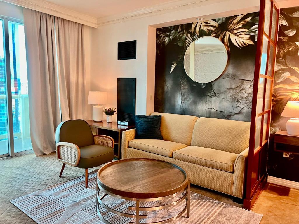 Blu Cashmere Suite * MGM Signature 23rd FLR w/balcony strip view - Image 5