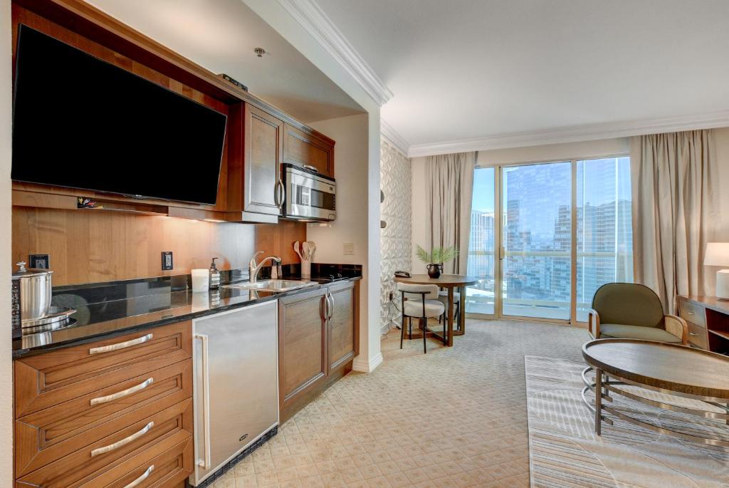 Blu Cashmere Suite * MGM Signature 23rd FLR w/balcony strip view - Image 4