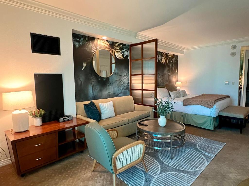 Blu Cashmere Suite * MGM Signature 23rd FLR w/balcony strip view - Image 8