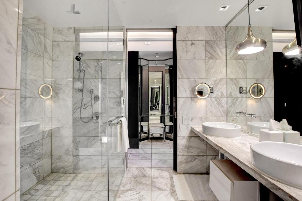 Private Luxury Panoramic Suite at Palms Place - Image 8