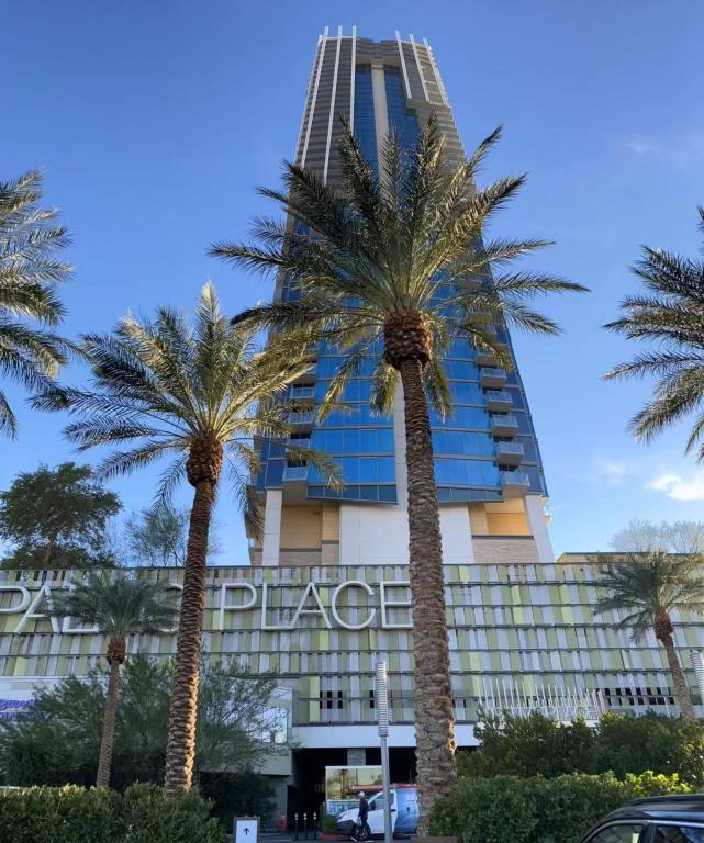 Private Luxury Panoramic Suite at Palms Place - Image 6