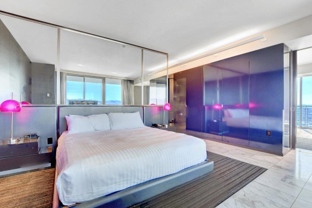 Private Luxury Panoramic Suite at Palms Place - Image 7