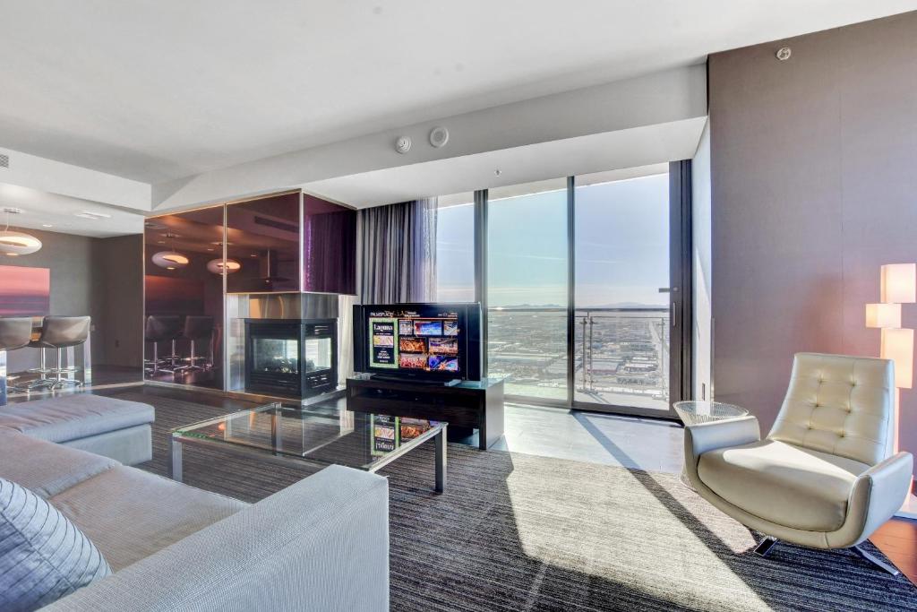 Private Luxury Panoramic Suite at Palms Place - Image 5